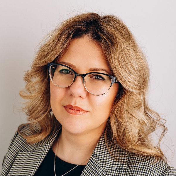 Anna Mospak, Associate